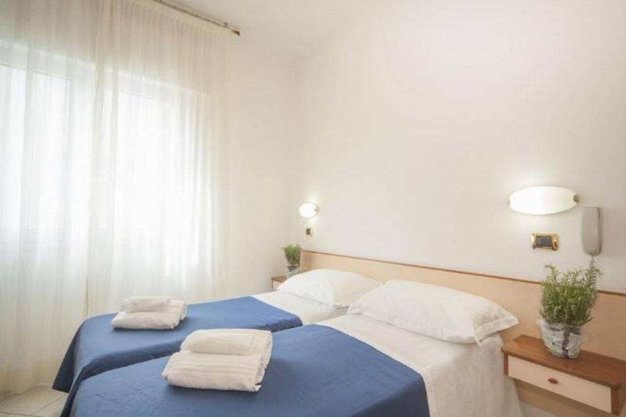 Hotel Manola Rimini Bagian luar foto