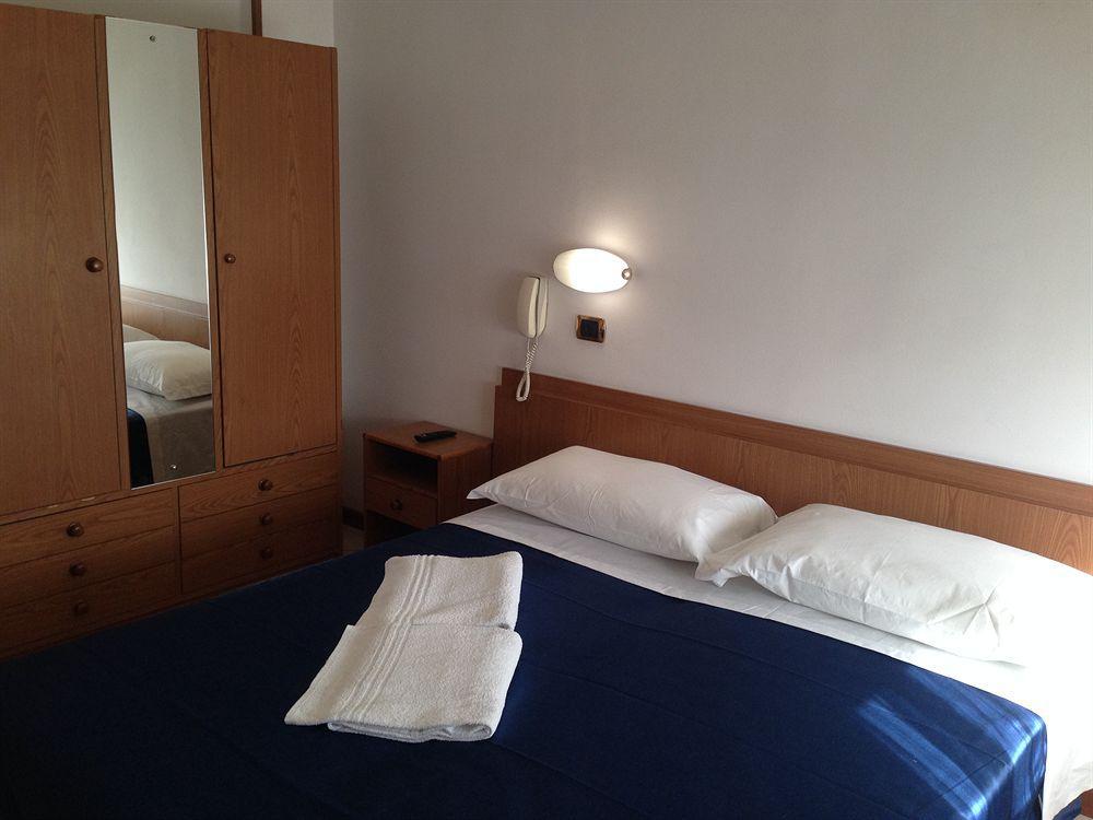 Hotel Manola Rimini Bagian luar foto